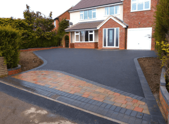 cobblestone design of a concrete driveway