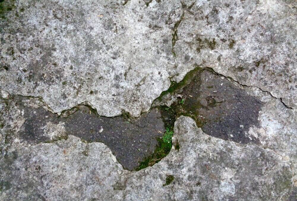 Cracks with discoloration in a concrete