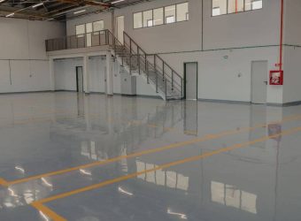 Gray epoxy floor in a clean commercial car service
